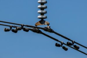 **Tensión Creciente: Irán Enfrenta Ataques Tras Amenazas de Trump de Destruir su Infraestructura**